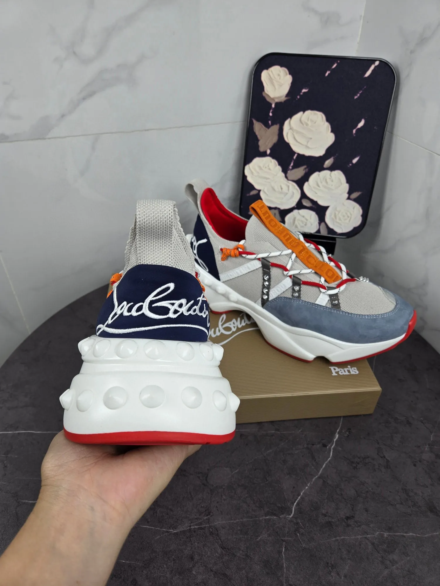 💰¥680 Original item from trendy brand Chri*stian loubou*tin, the latest series of CL red-soled shoes for casual couples. The upper is made of imported Lycra + high-density breathable fly weave, and the environmentally friendly high-elastic suction mold pad will never delaminate. The outsole is made of super non-slip and wear-resistant PU + vacuuming. Two-color combination Size: Female 35-43 Male 38-47 Comes with handbag, card, shoehorn" full package (Female 41 42 43 men 46 47 customized)